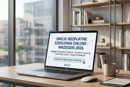 Zdjęcie przedstawia otwarty laptop z informacją o bezpłatnych szkoleniach online, stojący na drewnianym biurku w nowoczesnym, przeszklonym wnętrzu z regałem pełnym książek. Grafika wykonana z pomocą AI.